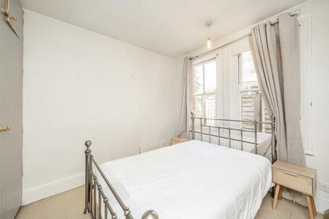 3 bedroom flat to rent, Salford Road, London SW2