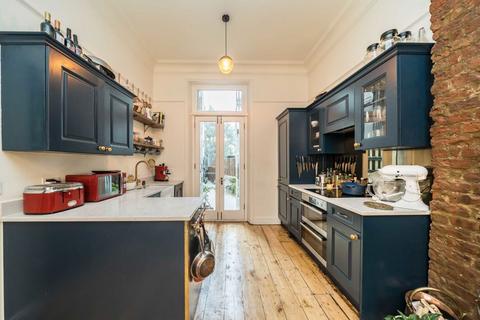 3 bedroom flat for sale, Sisters Avenue, London SW11