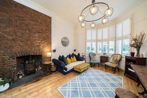 3 bedroom flat for sale, Sisters Avenue, London SW11