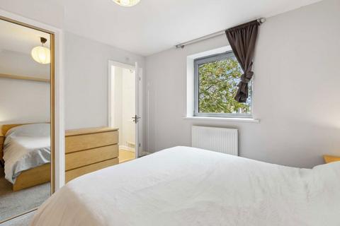 3 bedroom flat for sale, Streatham High Road, London SW16