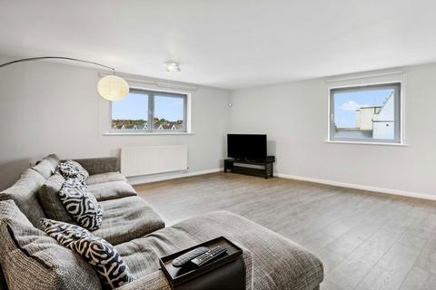 3 bedroom flat for sale, Streatham High Road, London SW16