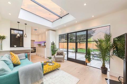 2 bedroom flat for sale, Drewstead Road, London SW16