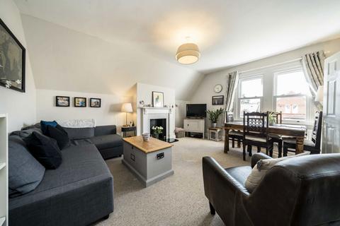 2 bedroom flat for sale, Fairmile Avenue, London SW16