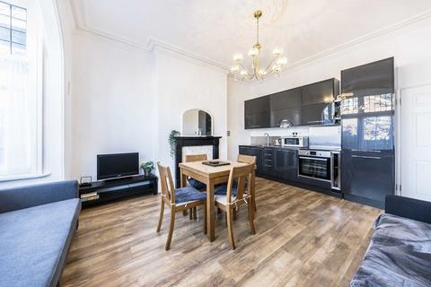 2 bedroom flat for sale, Conyers Road, London SW16