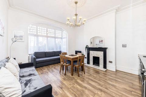 2 bedroom flat for sale, Conyers Road, London SW16