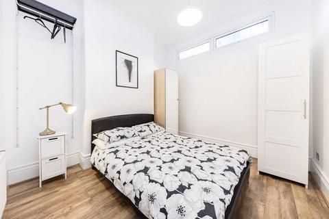 2 bedroom flat for sale, Conyers Road, London SW16