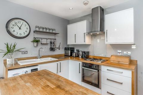 2 bedroom flat for sale, Penistone Road, London SW16