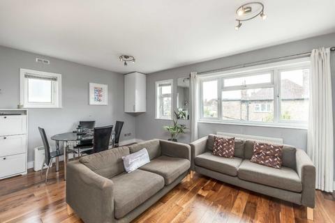 2 bedroom flat for sale, Penistone Road, London SW16