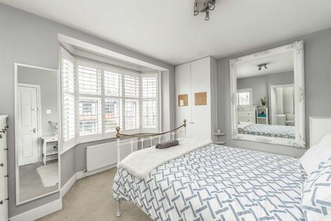 2 bedroom flat for sale, Penistone Road, London SW16