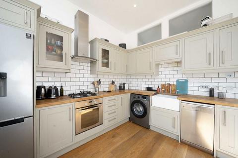 2 bedroom flat for sale, Riggindale Road, London SW16