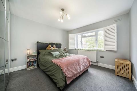 3 bedroom flat for sale, Streatham High Road, London SW16