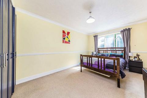 2 bedroom flat to rent, Maple Mews, London SW16