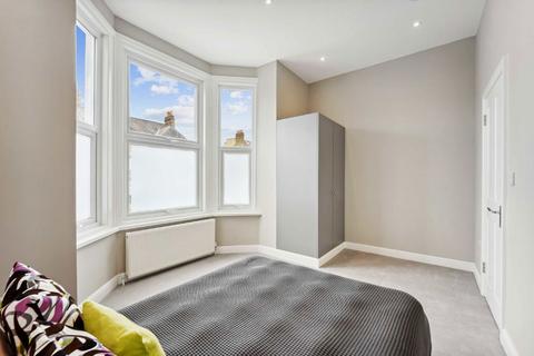 4 bedroom flat for sale, Tooting Bec Road, London SW17