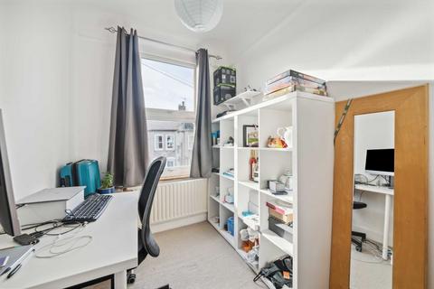 30a Pevensey Road, London, SW17 0HR