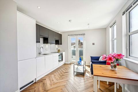 1 bedroom flat for sale, Gilbey Road, London SW17