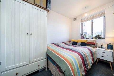 2 bedroom flat for sale, Tooting High Street, London SW17