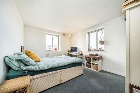 2 bedroom flat for sale, Tooting High Street, London SW17