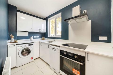 3 bedroom flat to rent, Mantilla Road, London SW17