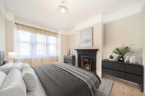 3 bedroom flat to rent, Mantilla Road, London SW17