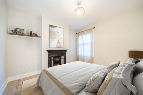 3 bedroom flat to rent, Mantilla Road, London SW17