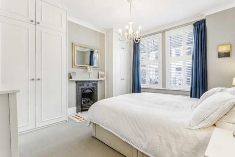 3 bedroom flat for sale, Hoyle Road, London SW17