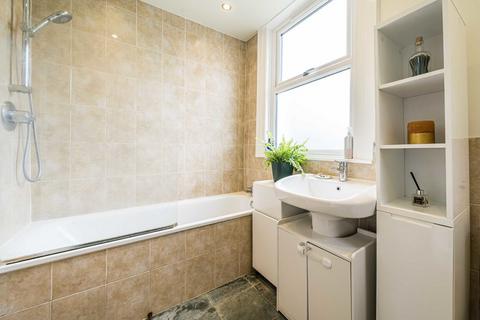 71 Avarn Road, London, SW17 9HB