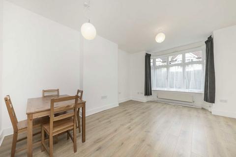 3 bedroom flat to rent, Chillerton Road, London SW17