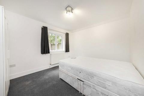 3 bedroom flat to rent, Chillerton Road, London SW17