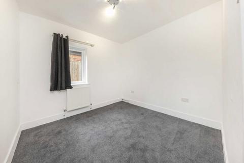 3 bedroom flat to rent, Chillerton Road, London SW17