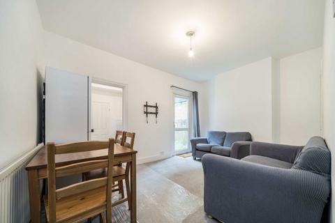 3 bedroom house to rent, Fountain Road, London SW17