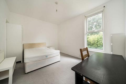 3 bedroom house to rent, Fountain Road, London SW17