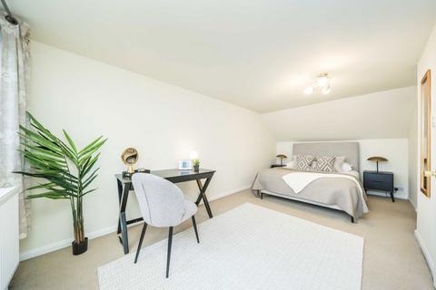 3 bedroom flat for sale, St. Ann's Hill, London SW18