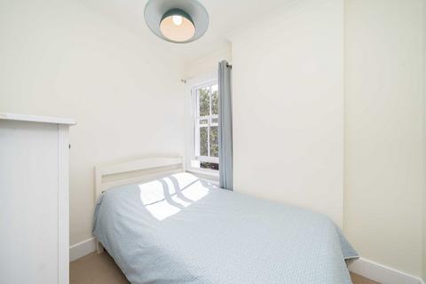 3 bedroom flat for sale, St. Ann's Hill, London SW18