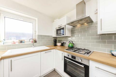 1 bedroom flat for sale, Chillington Drive, London SW11