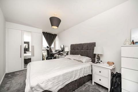 2 bedroom flat to rent, Mapleton Road, London SW18