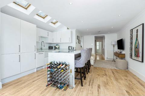 2 bedroom flat to rent, Tonsley Road, London SW18