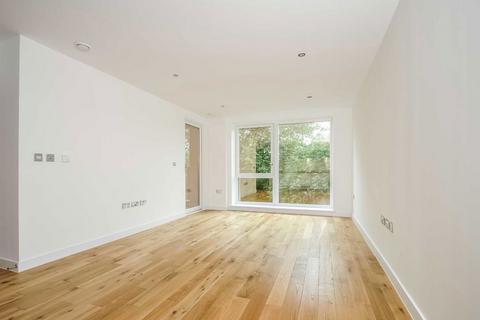 2 bedroom flat to rent, Eltringham Street, London SW18