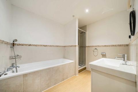 2 bedroom flat to rent, Old York Road, London SW18