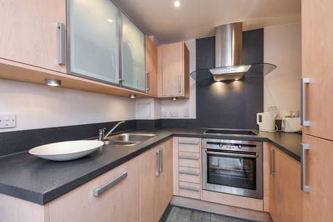 2 bedroom flat to rent, Smugglers Way, London SW18