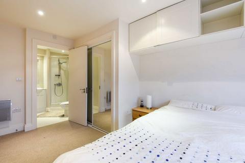 2 bedroom detached house to rent, Smugglers Way, London SW18