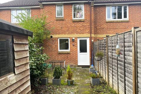 2 bedroom terraced house to rent, Hanbury Way, Camberley GU15