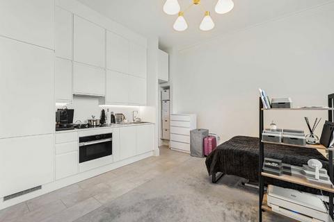 Studio to rent, Queen's Gate, London SW7