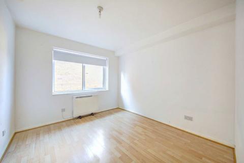 1 bedroom flat for sale, Cairngorm Close, Teddington TW11