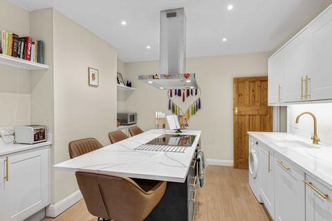 3 bedroom flat for sale, Munster Road, Teddington TW11