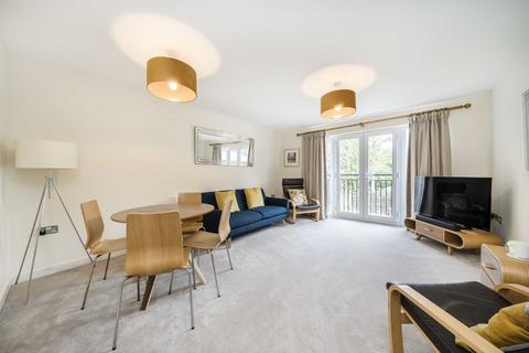 2 bedroom flat for sale, Paynetts Court, Weybridge KT13