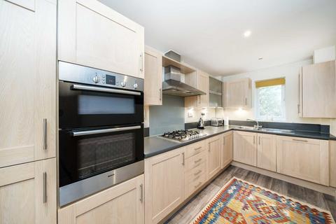 2 bedroom flat for sale, Paynetts Court, Weybridge KT13