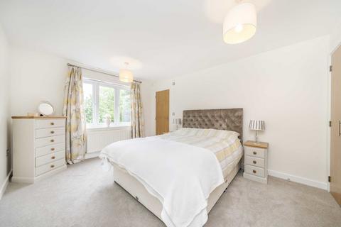 2 bedroom flat for sale, Paynetts Court, Weybridge KT13