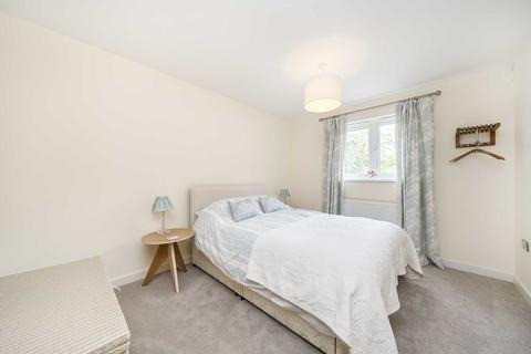 2 bedroom flat for sale, Paynetts Court, Weybridge KT13