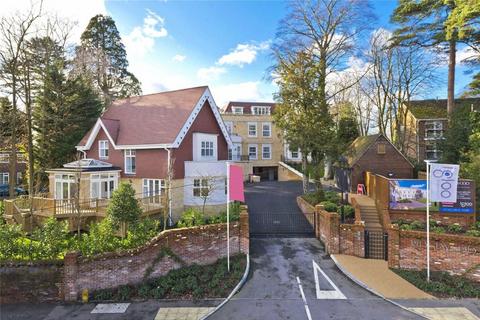 3 bedroom detached house to rent, Ridgewood, Weybridge KT13