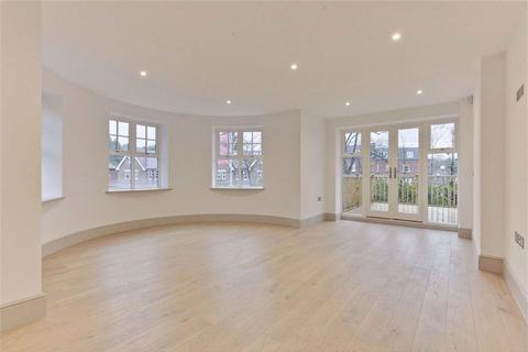 3 bedroom detached house to rent, Ridgewood, Weybridge KT13